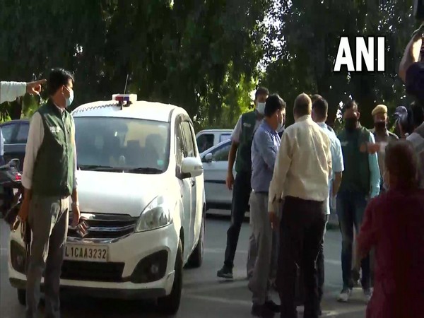 Pakistani terrorist Mohd Asraf who was arrested from Delhi's Laxmi Nagar brought to Patiala House Court (Photo/ANI)