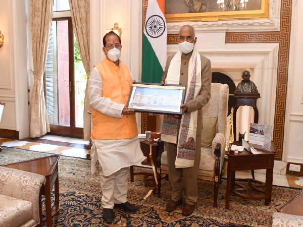 Visual of President Ram Nath Kovind meeting Bihar Assembly Speaker Vijay Kumar Sinha (Photo/ANI)