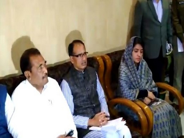 Chief Minister Shivraj Singh Chouhan met victim's families. (Photo/twitter)