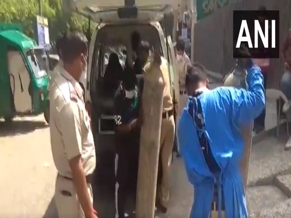 Police arranging the oxygen cylinders for Amarleela Hospital in Delhi's Janakpuri. (Photo/ANI)