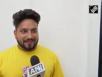 iPhone 15 खरीदने के लिए सुबह से लाइन में खड़े लोग, पहले ग्राहक ने क्या कहा सुनिए...