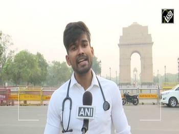 AQI deteriorates sharply in Indian national capital, thick smog blankets Delhi streets