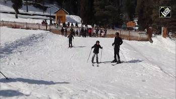 WATCH: Indian Army organizes first-ever free ski training programme in border district of Kupwara