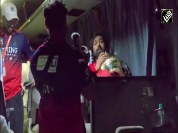 Champion RCB leaves Narendra Modi Stadium after winning 2nd IPL trophy, get loud cheers from fans